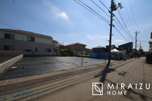 【前面道路含む現地写真】 | プライバシー性と開放感を高める住環境。陽当たりの良い開かれたロケーションを活かし、心地よい暮らしをプランニング