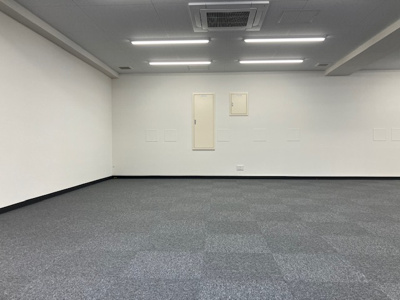 【内装】 | PAXレジデンス | 写真は分割前、床はタイルカーペット敷きとなります