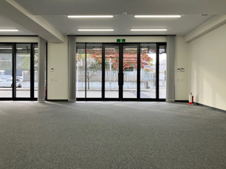 【内装】 | PAXレジデンス | 写真は分割前、床はタイルカーペット敷きとなります