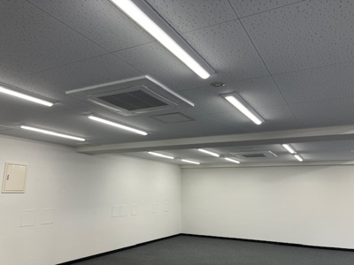 【内装】 | PAXレジデンス | 写真は分割前、床はタイルカーペット敷きとなります