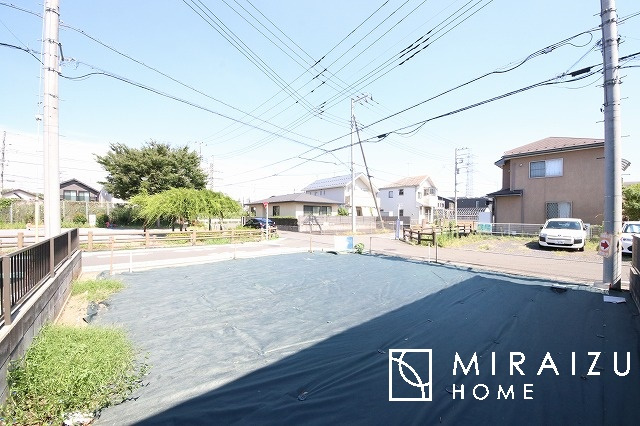 【前面道路含む現地写真】 | プライバシー性と開放感を高める住環境。陽当たりの良い開かれたロケーションを活かし、心地よい暮らしをプランニング