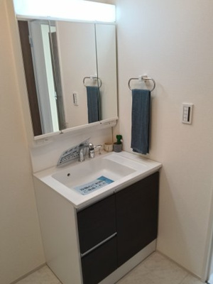 【独立洗面台】 | 鶴見区朝日町2丁目 | 独立洗面台、小物を置くことができて便利です