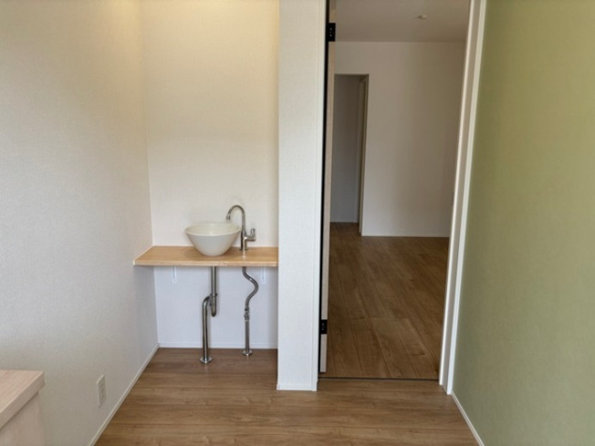 【独立洗面台】 | 印西市高花5丁目　新築戸建て　1号棟 | 便利なリビングに洗面台あり