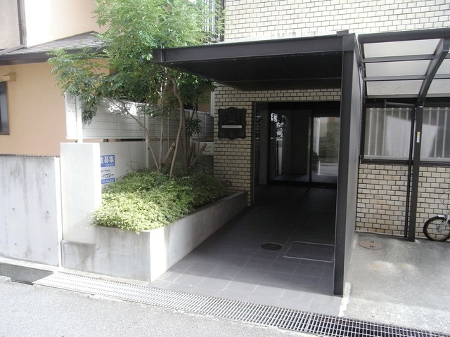 グランドール御影のエントランス