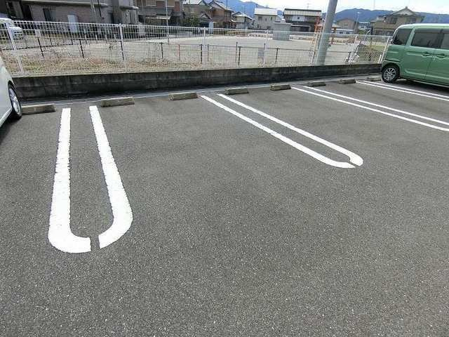 パークヴェルデアＡの駐車場