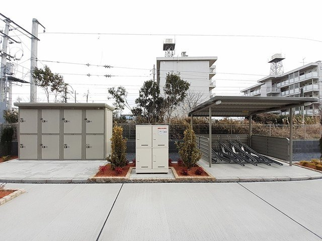 カーサ・イリーデⅡのその他共用部分|宅配ボックス、屋根付きの駐輪場があります。