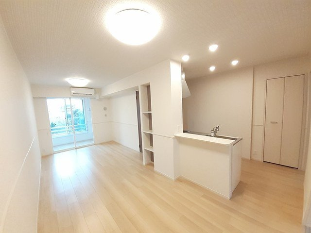 カーサ・イリーデⅡの居間・リビング|こちらのリビングで趣味の時間をお楽しみください