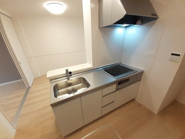 カーサ・イリーデⅡのキッチン|グリル付き、3口コンロのシステムキッチンです。