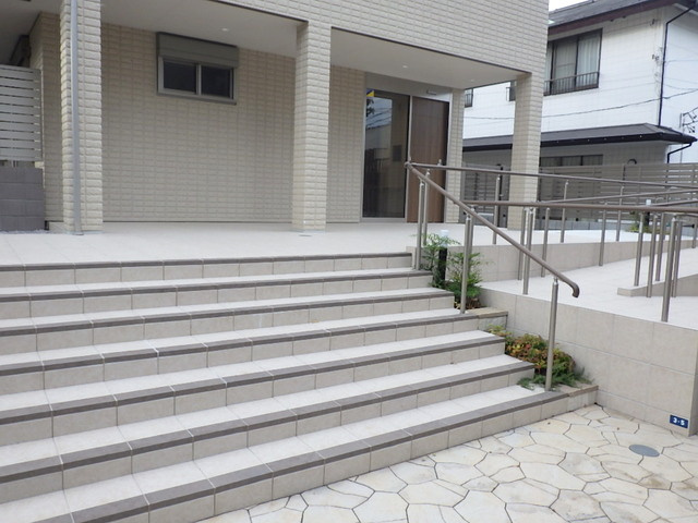 （シニア限定）ヘーベルVillage Cocona 綱島 Ⅰのエントランス|エントランスにスロープ付
