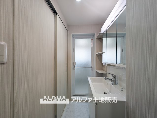 西けやき台団地第9号棟のキッチン|【Water cleaner】
◆浄水器◆蛇口から流れ出すお水はクリーンでいつも楽しめます。また浄水器内臓シャワー混合栓なので場所取らずのスッキリとしたスタイルです。