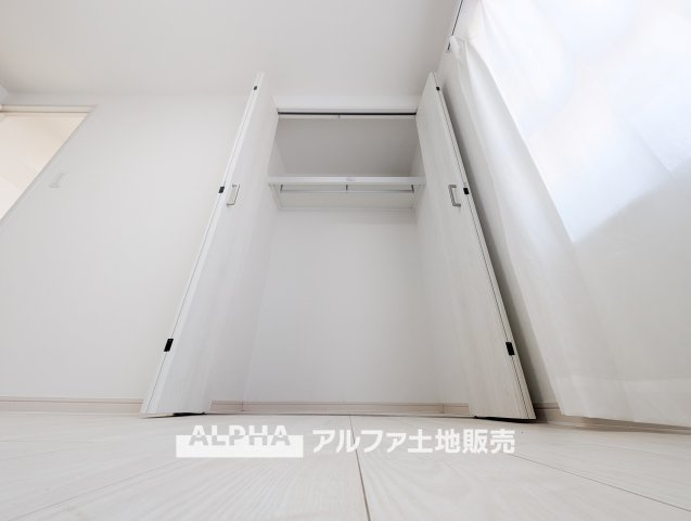 西けやき台団地第9号棟の洗面所|【Wash basin】
◆洗面台◆人工大理石TOPの洗面ボウルサイドはゆったりとしたスペースが設けられ、フレグランスなどを置いたりするのに便利なパ洗面化粧台。