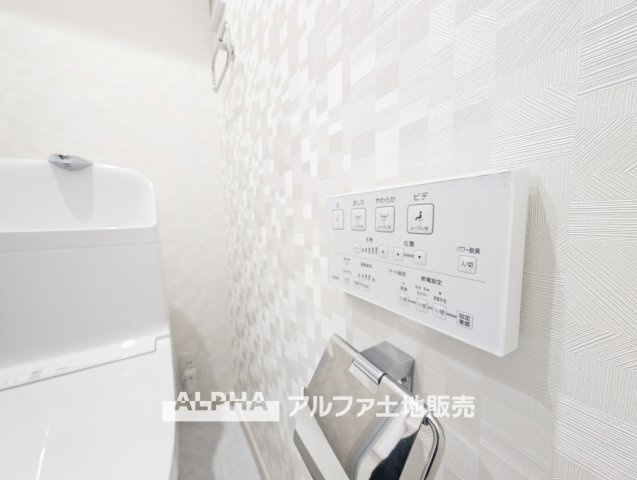 西けやき台団地第9号棟のトイレ|【Warm water flush toilet】
◆温水洗浄便座付きトイレ◆お掃除も楽々。快適に過ごすためには今や欠かせない設備の一つです。壁掛けリモコンで使いやすくいつでも清潔に保てます。