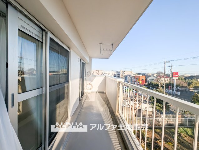 西けやき台団地第9号棟のバルコニー|【Balcony】◆バルコニー◆日当たりの良いバルコニーは、洗濯物がよく乾くだけでなく、外の空気を感じながらひと息つける場所。暮らしに心地よい余白をもたらします。