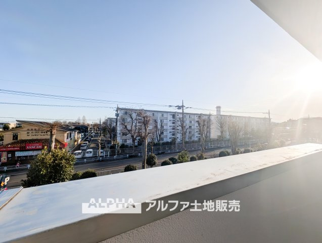 西けやき台団地第9号棟のバルコニー|【眺望】さんさんと降り注ぐ太陽光。手を伸ばせば吸い込まれそうなクリアブルー。過ごせば過ごすほど、環境の良さが分かるここ、西東京市新町。家族に必要な要素がぎゅっと詰まった素晴らしいお住まいです。