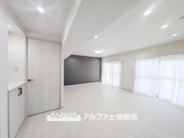 西けやき台団地第9号棟の外観|【Green orchestra】
◆緑のオーケストラ◆窓の外を見渡すと風光明媚な緑の景色。移ろう季節に表情を変えるグリーンとそれに呼応して変化する外観。緑とシンパシーし鳴りやまないオーケストラの邸宅