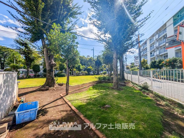 西けやき台団地第9号棟の外観|【Green orchestra】
◆四季の植栽◆広葉樹の四季の移ろいを、季節に表情を変えるグリーンとレッドのそれに呼応して変化する外観。それはまさに緑とシンパシーし鳴りやまないオーケストラの邸宅。