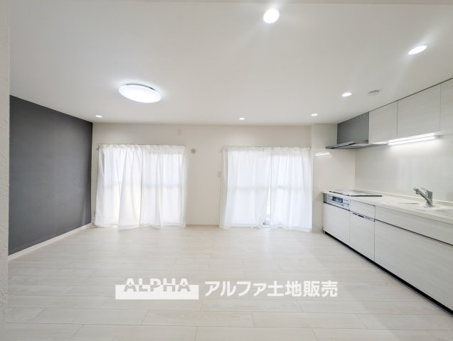 西けやき台団地第9号棟の外観|【Green orchestra】
◆四季の植栽◆広葉樹の四季の移ろいを、季節に表情を変えるグリーンとレッドのそれに呼応して変化する外観。それはまさに緑とシンパシーし鳴りやまないオーケストラの邸宅。