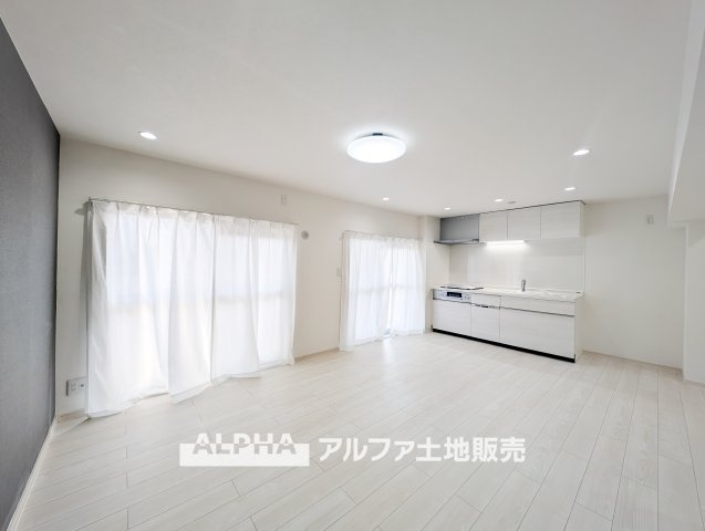 西けやき台団地第9号棟の外観|【Blue sky】
◆青空に包まれて◆ベランダから望む紺碧の空。外を眺め時を忘れるなんて、ひさしかたぶりだろうか。こんなにも広く美しい情景が我が家にも広がっているなんて。こんな時間を大切にしたい。