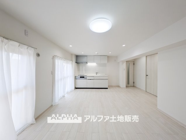 西けやき台団地第9号棟の外観|【Light shower】
◆太陽の光◆を沢山感じながら明るく豊かな暮らしを約束する住まい。家族と語らい、緑に守られている空間。四季の移ろいを感じ、我が子の成長を見守る。そんな家がここにあります。