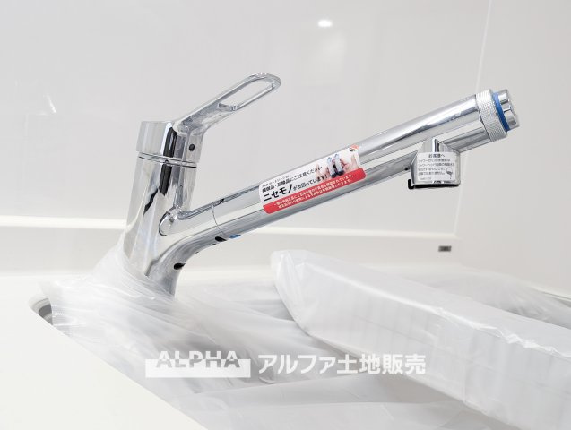 西けやき台団地第9号棟のキッチン|【Water cleaner】
◆浄水器◆蛇口から流れ出すお水はクリーンでいつも楽しめます。また浄水器内臓シャワー混合栓なので場所取らずのスッキリとしたスタイルです。