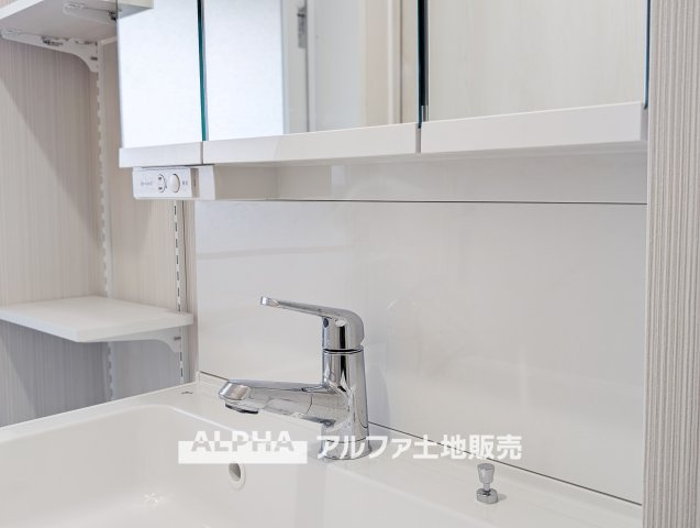西けやき台団地第9号棟の独立洗面台|【Vanit】◆洗面台◆身支度がしやすい洗面台は、収納力にも配慮した設計。朝の準備から帰宅後まで、家族みんなが使いやすい空間です。