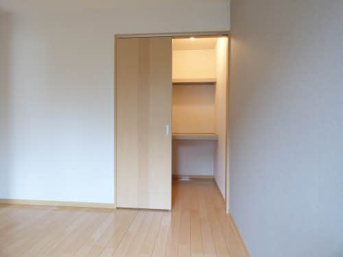 シャーメゾン小森野　Ｂ棟の収納|ウォークインクローゼットなので収納豊富です★