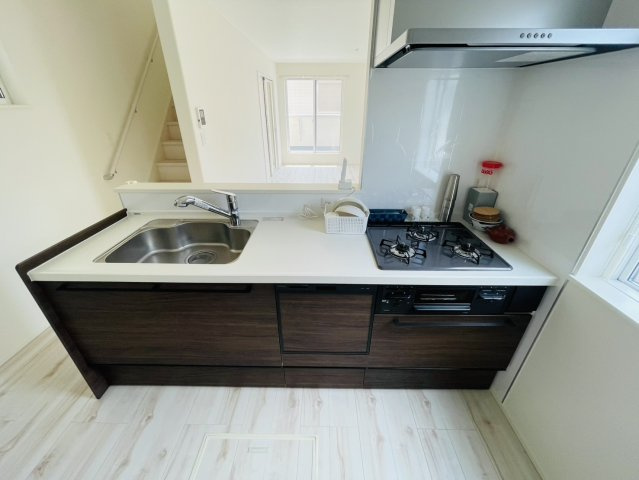 中古戸建　上尾市愛宕３丁目のキッチン|2F:システムキッチン　対面キッチン、床下収納付！