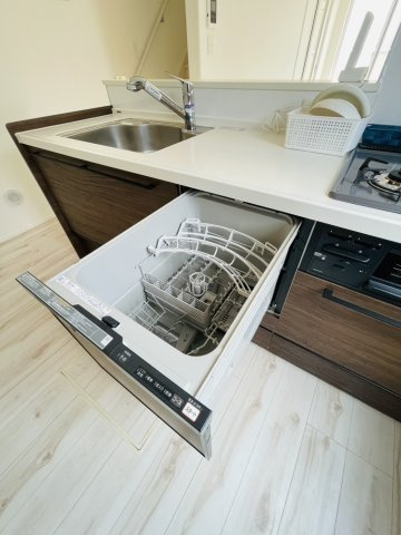 中古戸建　上尾市愛宕３丁目のキッチン|キッチン　食洗機付！３口コンロ！