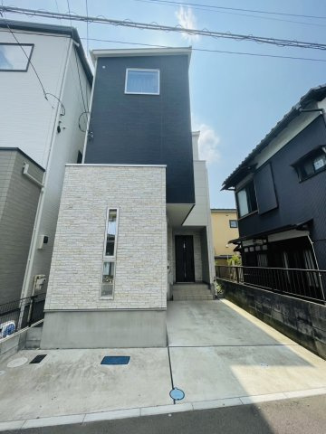 中古戸建　上尾市愛宕３丁目の外観|現地（2025年9月）撮影　外観　築浅物件！
４ＬＤＫ！２階にＬＤＫを配した３階建て♪南向き！室内非常に綺麗です♪