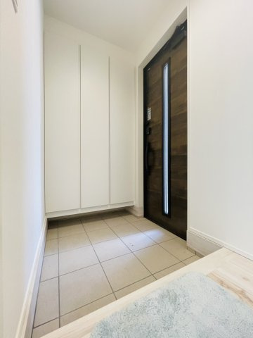 中古戸建　上尾市愛宕３丁目の玄関|たっぷりとした玄関収納付