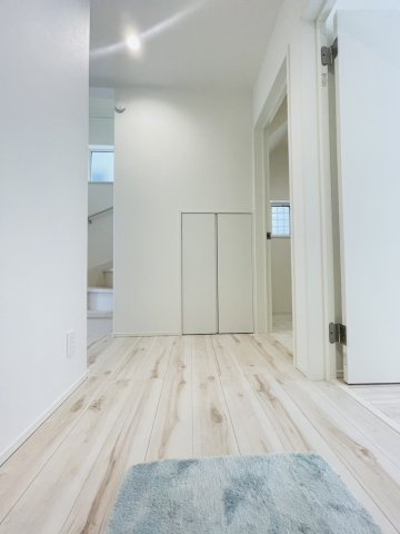 中古戸建　上尾市愛宕３丁目の収納|1Fホール　階段下収納付！