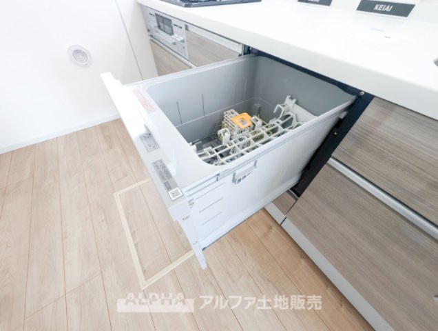 ~立川市西砂町2丁目~Newly built houseのキッチン|【Food washing machine】
◆食洗機◆お子様の面倒を見れる時間が増え時短になります。加えて手荒れも防げてしかも節水が高い為、大変人気があり重宝します。