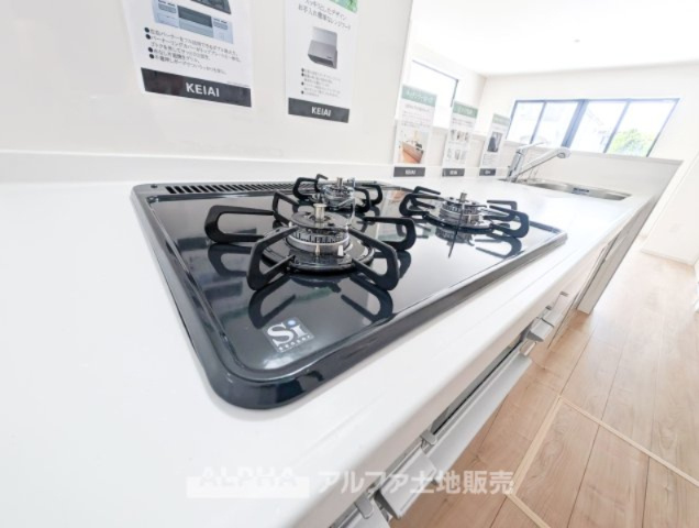 ~立川市西砂町2丁目~Newly built houseのキッチン|【Gas range】
◆ガスレンジ◆お料理のあとはさっと拭くだけで綺麗になる。お手入れも簡単に、見た目も綺麗に。奥様の負担を軽減します。