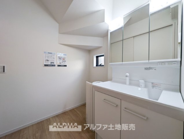 ~立川市西砂町2丁目~Newly built houseの独立洗面台|【trifold mirror】
◆三面鏡◆身支度には、歯ブラシ・コップ・化粧品類など様々な小物を使用するので散らかってしまいがち。鏡の裏収納でたっぷり収納して生活感を隠し、スタイリッシュな空間に。