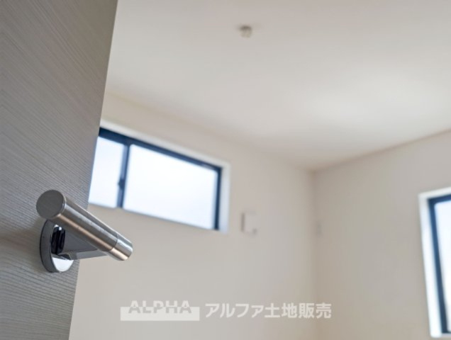 ~立川市西砂町2丁目~Newly built houseの洋室|【The faint smell】
◆仄かな匂い◆キラリと光るドアノブに手をあて扉を開くと、眩い光に照らされた寝室と僕たち家族の優しい香りが仄かに立ち込めている。そんな温もりを感じる。