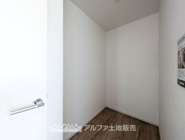 ~立川市西砂町2丁目~Newly built houseの収納|【Open closet】
◆オープン・クローゼット◆あえて開放する事で空間の演出と、大切な洋服、バッグやアクセサリーを湿気から守ります。大切な思い出の品々を傍らにそっと置いておきたい空間です。