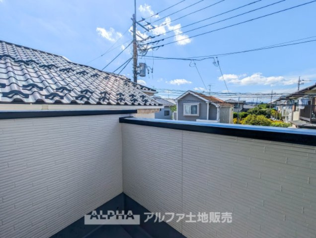 ~立川市西砂町2丁目~Newly built houseのバルコニー|【outward appearance】
◆バルコニー◆家から望む空はブルースカイ。隔てるものは何もなく、そこにあるのは青い空と白い雲の景色がこの街の彩りを演出している。