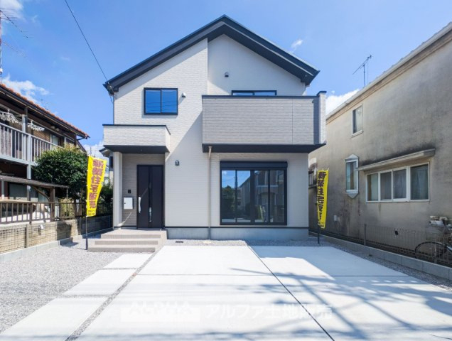 ~立川市西砂町2丁目~Newly built houseの外観|【car　space】
◆駐車場◆大型車を2台停めても余裕のある駐車スペース。自転車やベビーカーも楽々通る広さが嬉しいですね。
