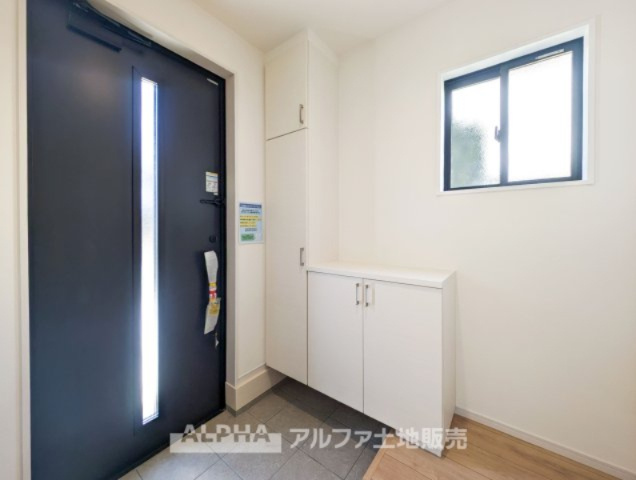 ~立川市西砂町2丁目~Newly built houseの玄関|【Shoes cloakroom】
◆シューズクローク◆帰宅し玄関を入ると容量たっぷりなシューズクローク。そこにはお気に入りのチャカブーツやジョンロブのストレートチップを眺める。そんな時間も悪くない。