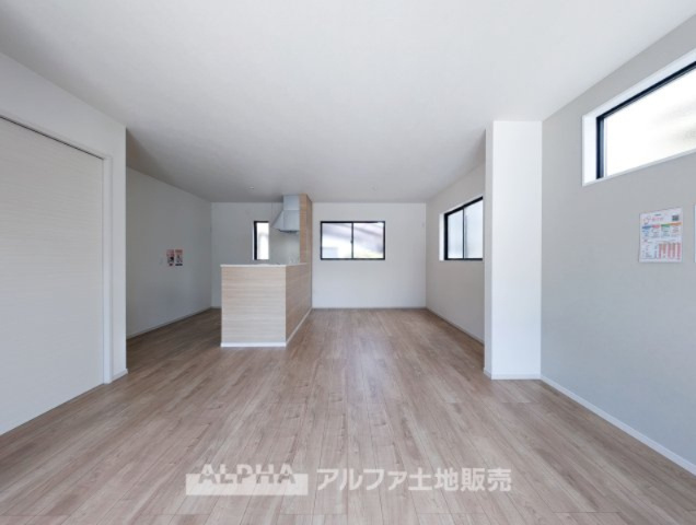 ~立川市西砂町2丁目~Newly built houseの居間・リビング|【The situation】
◆シチュエーション◆リビングルームのドアを開くと、窓から飛び込むのは緑と光の風光明媚な景色。僕の目に映るは、ここで家族と会話をワイワイガヤガヤ楽しんでいる様子。
