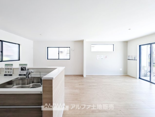 ~立川市西砂町2丁目~Newly built houseの居間・リビング|【Open Kitchen】
◆オープンキッチン◆キッチン上部の吊り戸棚を設置せず開放感あふれた、家族との対話が楽しめるオープン・キッチンを採用。家族との会話が楽しみになりますね。