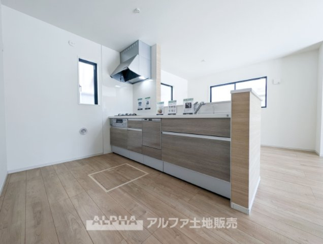 ~立川市西砂町2丁目~Newly built houseのキッチン|【Happy circle Kitchen】
◆団欒キッチン◆キッチンからは家族の団欒が飛び交い明るい陽射しを浴びながらの朝食は楽しく素敵な時を奏でる空間。