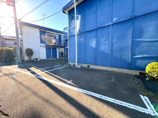 ブルースカイハイツB棟の駐車場