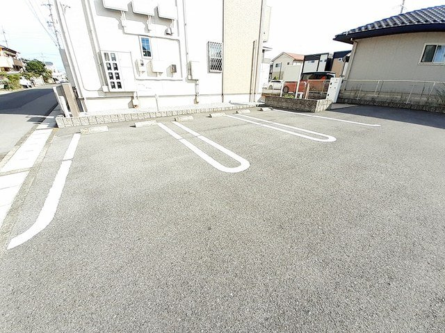 ルミエール　ドゥースの駐車場