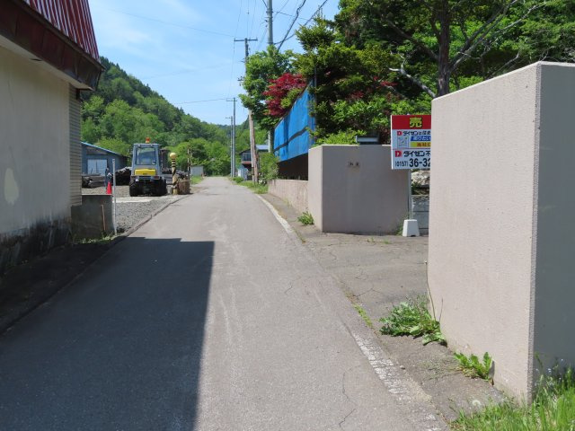 網走市字二ツ岩１８番地１７、１８番地４８　中古売家 外土地１筆　の前面道路含む現地写真|前面道路は私道で幅員4ｍです。