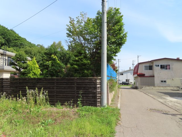 網走市字二ツ岩１８番地１７、１８番地４８　中古売家 外土地１筆　の前面道路含む現地写真|北西側から撮影した前面道路です。