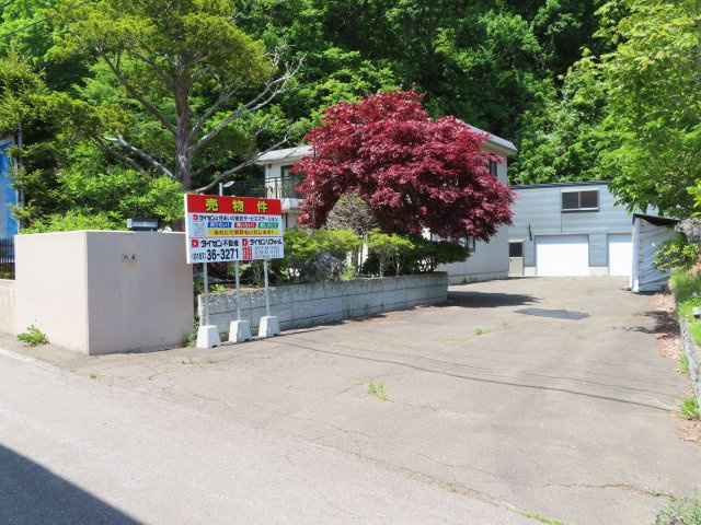 網走市字二ツ岩１８番地１７、１８番地４８　中古売家 外土地１筆　の駐車場|敷地内駐車場は7台以上の駐車ができます。