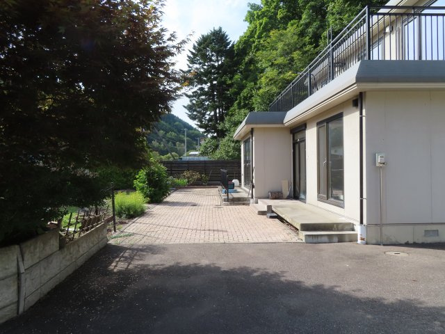 【駐車場】 | 網走市字二ツ岩１８番地１７、１８番地４８　中古売家 外土地１筆　 | 玄関出入口は複数台数の駐車が可能です。