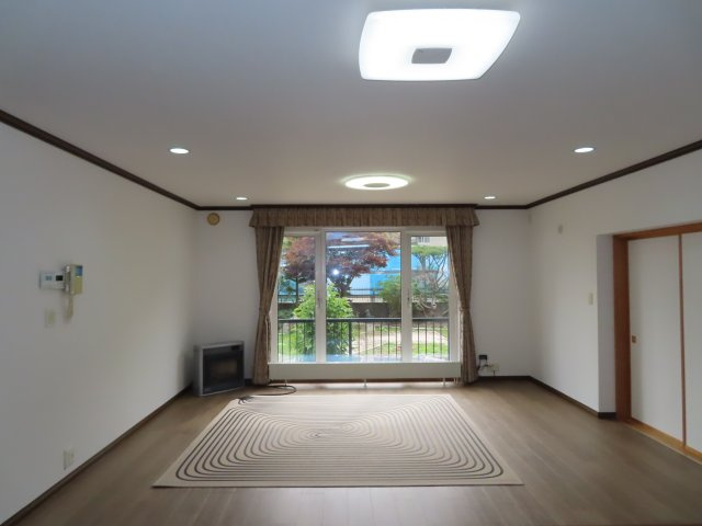 網走市字二ツ岩１８番地１７、１８番地４８　中古売家 外土地１筆　の居間・リビング|キッチン側から見た18.11帖のリビングになります。