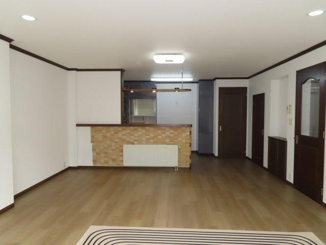 【居間・リビング】 | 網走市字二ツ岩１８番地１７、１８番地４８　中古売家 外土地１筆　 | 別アングルのリビングです。